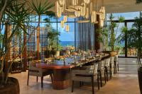 Un comedor largo con una mesa larga y sillas. en The St. Regis Cap Cana Resort, en Punta Cana