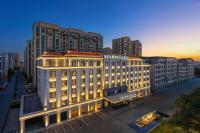 伊寧市にあるFairfield by Marriott Yiningの高層ビルが立ち並ぶ街のライトアップされた建物