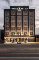 Un edificio con un cartel encima en فندق رينيوم - جازان, en Jazan