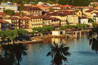 una ciudad junto a un cuerpo de agua con edificios en Vista Lakefront Boutique Hotel, en Ascona