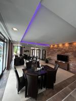 een eetkamer met een tafel en stoelen en een open haard bij Vila Premiere Bistro-Spa in Piatra Neamţ