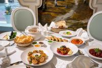 Una mesa con platos de comida encima en Sunset Jeddah, en Yeda