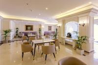 Un restaurante con mesas y sillas en una sala. en Sunset Jeddah, en Yeda