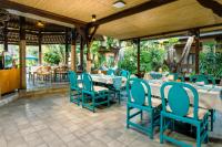 um restaurante com cadeiras e mesas azuis num pátio em Sri Phala Resort & Villa em Sanur
