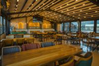 サパンジャにあるRest By Dedeman Sapancaの木製のテーブルと椅子と窓のあるレストラン