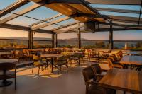 サパンジャにあるRest By Dedeman Sapancaのテーブルと椅子と窓のあるレストラン