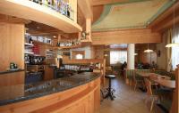 The lounge or bar area at Hotel Chalet Sas Morin