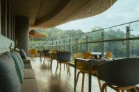 Un restaurante con mesas y sillas en un balcón. en Kandy Myst by Cinnamon, en Kandy