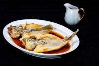 um prato de comida sobre uma mesa preta com uma xícara em Vienna International Hotel Xi'an Jinye Road Branch em Xian