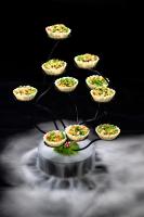 um grupo de tigelas de comida em um suporte em Vienna International Hotel Xi'an Jinye Road Branch em Xian