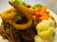 une assiette de nourriture avec des oignons, des légumes et du chou-fleur dans l'établissement Econo Lodge Park Lane, à Bundaberg
