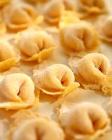 Ein Stapel Donuts lag auf einem Tisch. in der Unterkunft Borgo Conde Wine Resort in Forlì