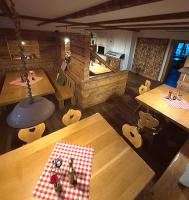 Wildstein - Bergblick في بايريشزيل: اطلالة علوية على مطبخ مع طاولات وكراسي