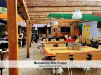 Wohlfühlparadies Max, Stuer - Strandnah am Plauer See mit Wlan und Parkplatz في Stuer: مطعم فارغ مع طاولات وكراسي خشبية