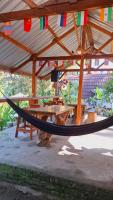 una hamaca en un pabellón con mesa y bancos en Bamboo Craft Homestay, en Sangyang