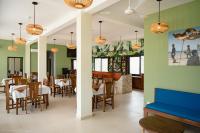 Un restaurante u otro lugar para comer en Hôtel & Restaurant d'application Don Bosco