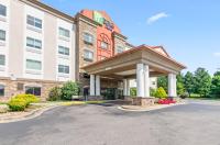 un hotel con un mirador frente a un edificio en Holiday Inn Express Hotel &amp; Suites Mount Airy by IHG, en Mount Airy