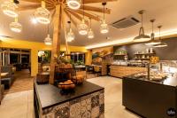 un ristorante con bancone e buffet di WohnGut Koblenz a Coblenza