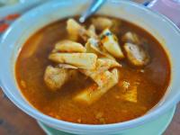 uma tigela de sopa com frango em Wangsarai Resort and Restaurant วังสาหร่าย รีสอร์ต และ ร้านอาหาร em Don Sak