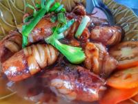 um prato de alimentos com camarão e legumes em Wangsarai Resort and Restaurant วังสาหร่าย รีสอร์ต และ ร้านอาหาร em Don Sak