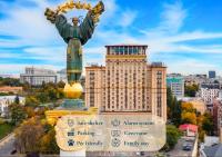 una estatua de un redentor frente a un edificio en Ukraine Hotel, en Kiev