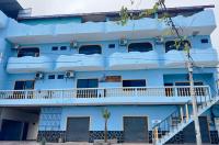 a blue building with a balcony at La Casa de Jeimy in Puerto Baquerizo Moreno