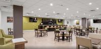 um restaurante com mesas e cadeiras em uma sala em Radisson Hotel Charlotte Airport em Charlotte