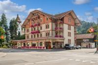 un gran edificio al costado de una calle en Hotel Sonne Interlaken-Matten, en Interlaken