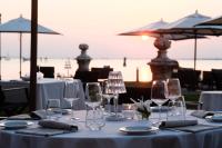 een tafel met wijnglazen en servetten erop bij San Clemente Palace Venice in Venetië