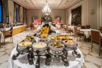 een lange buffettafel met schalen fruit erop bij San Clemente Palace Venice in Venetië