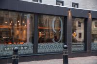 ein Schaufenster mit der Aufschrift "Eat Show". in der Unterkunft Royal Hotel in Cumnock