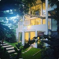 un edificio con una persona parada fuera de él en Namara Green Ella, en Ella