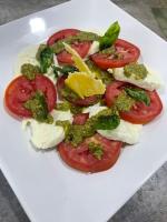 een bord met eten, met tomaten en broccoli erop bij Romantic Dome & French Cuisine in Jantetelco