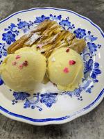 een bord met eten met brood en boter erop bij Romantic Dome & French Cuisine in Jantetelco