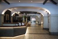 un vestíbulo con un arco en un edificio en Hotel Almería, en Salta