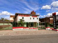 Un edificio con un cartel de objetos del pueblo en frente. en Pousada Oasis, en Feira de Santana