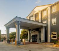 Un edificio con un estacionamiento enfrente. en Spark By Hilton Lafayette South, en Lafayette