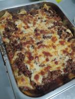 una casseruola piena di carne e formaggio di Hotel Guaíba a Guaíba