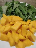 un piatto con un mucchio di lattuga verde e pezzi di ananas di Hotel Guaíba a Guaíba