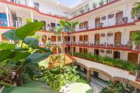 un patio vacío de un edificio con plantas en Hotel Encino Malecón Centro Puerto Vallarta, en Puerto Vallarta