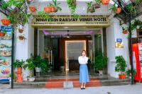 una mujer parada frente a un edificio en Viet Nhat Hotel, en Ninh Binh