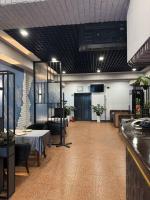 Habitación grande con mesa y sillas y habitación con mesa. en Mehran, en Andizhan