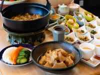 APA Hotel Niigata Tsubamesanjo Ekimae في Tsubame: طاولة مليئة بأطباق الطعام وأوعية الطعام