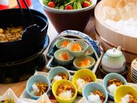 APA Hotel Niigata Tsubamesanjo Ekimae في Tsubame: طاولة مع أطباق من الطعام و وعاء من الطعام