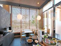 APA Hotel Niigata Tsubamesanjo Ekimae في Tsubame: غرفة طعام مع طاولة مع أطباق من الطعام