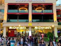 Bakı Rezidens Apartment Nizami str في باكو: مجموعة من الناس يمشون أمام ماكدونالدز