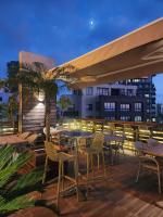 Un restaurante con mesas y sillas en una azotea. en Palm Ville Suites, en Beirut