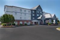 Un estacionamiento vacío frente a un hotel en Spark By Hilton Orangeburg, en Orangeburg