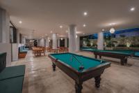 una sala de billar con dos mesas de billar. en Gran Hotel Panamericana, Mérida, en Mérida