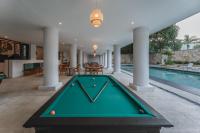 una mesa de billar frente a una piscina en Gran Hotel Panamericana, Mérida, en Mérida